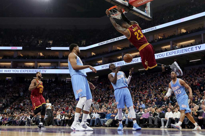 LeBron James mencetak 16 poin dan 15 assist.