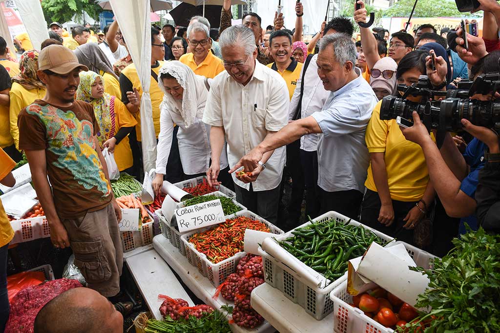 Menteri Perdagangan Enggartiasto Lukita (kedua kanan) bersama Pendiri Artha Graha Peduli Tommy Winata (kanan) dan putri Presiden Keempat RI Abdurahman Wahid, Yenny Wahid (ketiga kanan), melihat cabai yang dijual saat 'kick off' pasar murah di kawasan SCBD, Jakarta, Sabtu (14/1/2017). 
