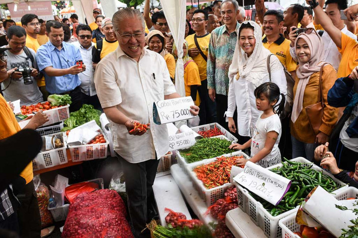 Mendag Enggartiasto Lukita bersama putri Presiden Keempat RI Abdurahman Wahid, Yenny Wahid memperlihatkan cabai yang dijual saat 'kick off' pasar murah di kawasan SCBD, Jakarta.