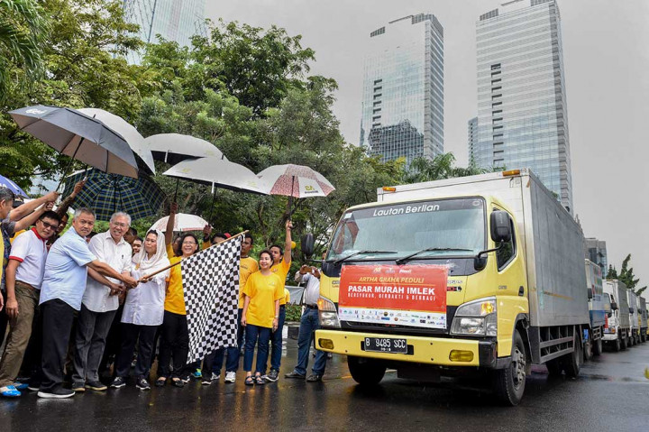 Mendag Enggartiasto Lukita bersama Pendiri Artha Graha Peduli Tommy Winata dan putri Presiden Keempat RI Abdurahman Wahid, Yenny Wahid, mengangkat bendera saat 'kick off' pasar murah di kawasan SCBD, Jakarta.