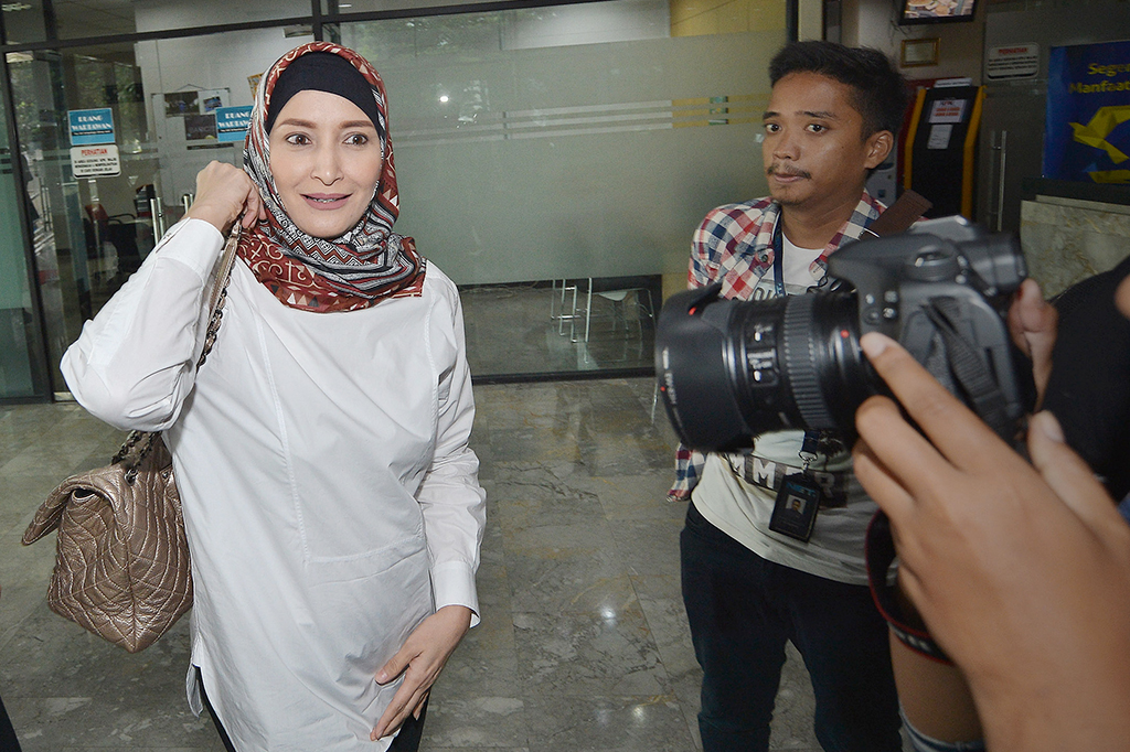 Ia datang untuk menjenguk suaminya, Fahmi Darmawansyah yang kini ditahan KPK.