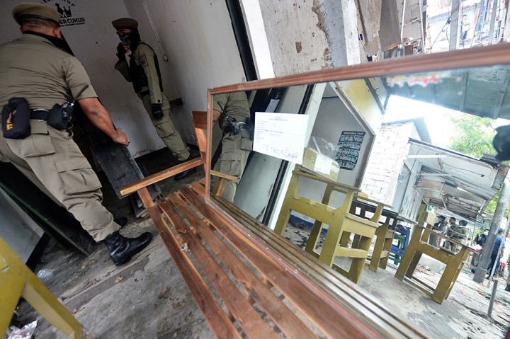 Petugas Satpol PP membongkar kios pedagang kaki lima (PKL) di kawasan Jalan Mastrip Kota Blitar, Jawa Timur.