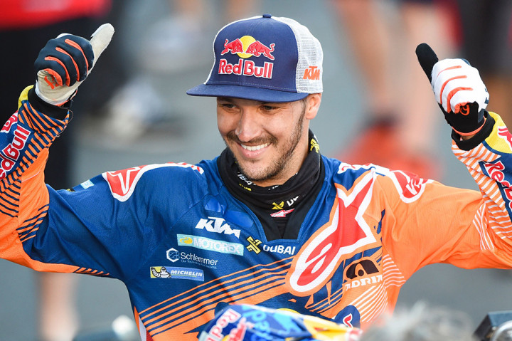 Sementara itu, pereli asal Inggris, Sam Sunderland, menyegel titel kategori motor.