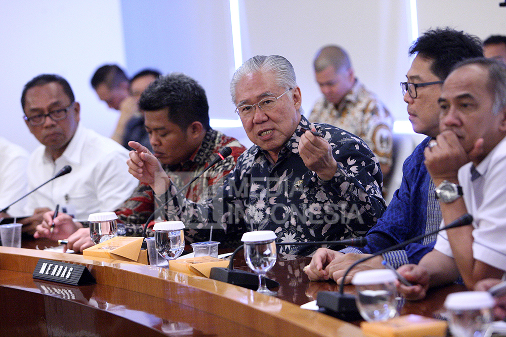 Menteri Perdagangan Enggartiasto Lukita menjawab pertanyaan wartawan dalam konferensi pers terkait harga gula yang beredar di Kantor Kemendag, Jakarta.