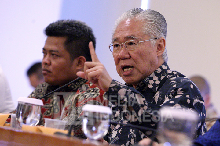 Menteri Perdagangan Enggartiasto Lukita menjawab pertanyaan wartawan dalam konferensi pers terkait harga gula yang beredar di Kantor Kemendag, Jakarta.