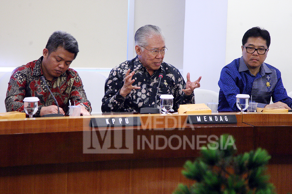 Menteri Perdagangan Enggartiasto Lukita menjawab pertanyaan wartawan dalam konferensi pers terkait harga gula yang beredar di Kantor Kemendag, Jakarta.