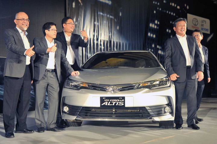 Presdir PT Toyota Astra Motor Hiroyuki Fukui (kedua kanan), Wakil Presdir Hanry Tanoto (kedua kiri) dan Executive GM F. Soerjopranoto (ketiga kiri), mengacungkan jempol bersama Presdir PT Toyota Motor Manufacturing Indonesia (TMMIN) Masahiro Nonami (kanan) dan Wakil Presdir Warih Andang Tjahjono pada peluncuran Toyota New Corolla Altis.