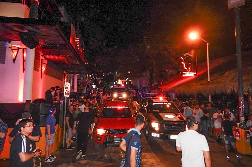 Puluhan turis berada di sekitar lokasi penembakan di resor Playa del Carmen, Quintana Roo, Meksiko, Senin waktu setempat.