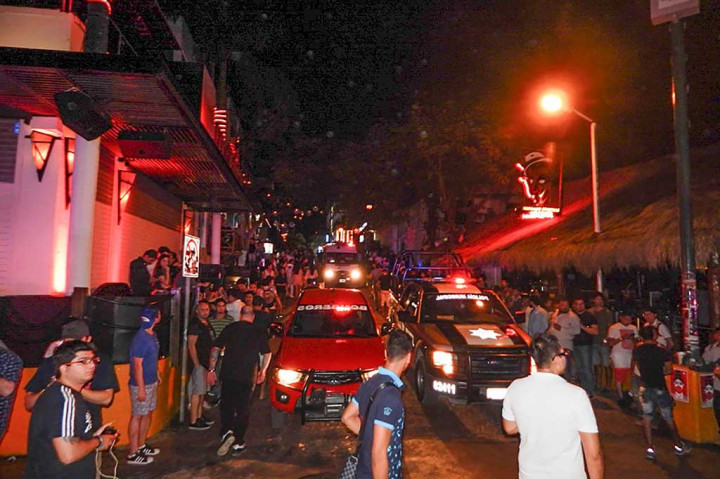 Puluhan turis berada di sekitar lokasi penembakan di resor Playa del Carmen, Quintana Roo, Meksiko, Senin waktu setempat.
