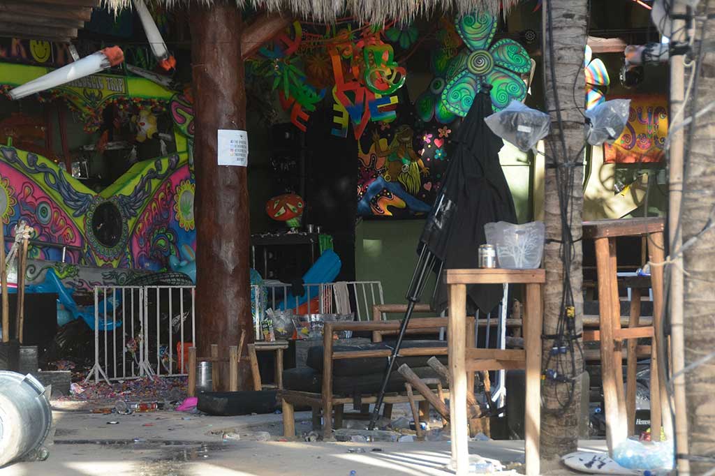 Penembakan terjadi di klub malam Blue Parrot di Playa del Carmen, yang mengakibatkan lima orang tewas dan 15 lainnya luka-luka. Satu korban tewas akibat terinjak-injak saat keluar dari klub.