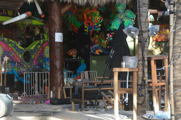 Penembakan terjadi di klub malam Blue Parrot di Playa del Carmen, yang mengakibatkan lima orang tewas dan 15 lainnya luka-luka. Satu korban tewas akibat terinjak-injak saat keluar dari klub.