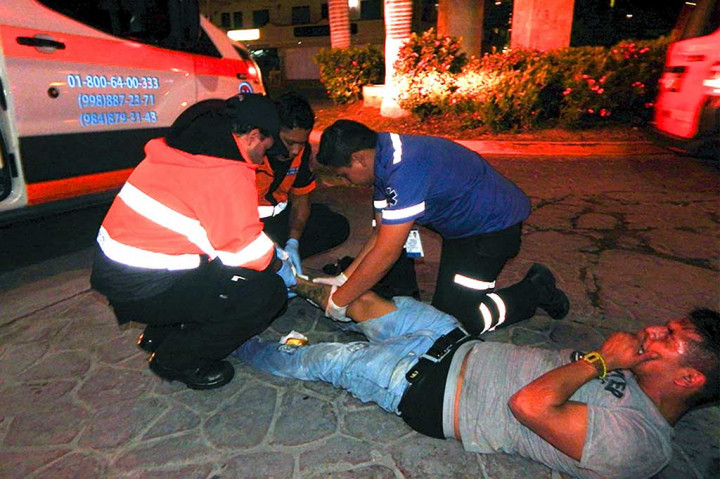 Tim medis melakukan pertolongan terhadap korban luka-luka akibat penembakan di klub malam Blue Parrot di Playa del Carmen.