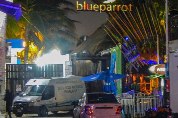 Sebuah ambulans disiagakan di luar klub malam Blue Parrot, untuk mengevakuasi korban penembakan.