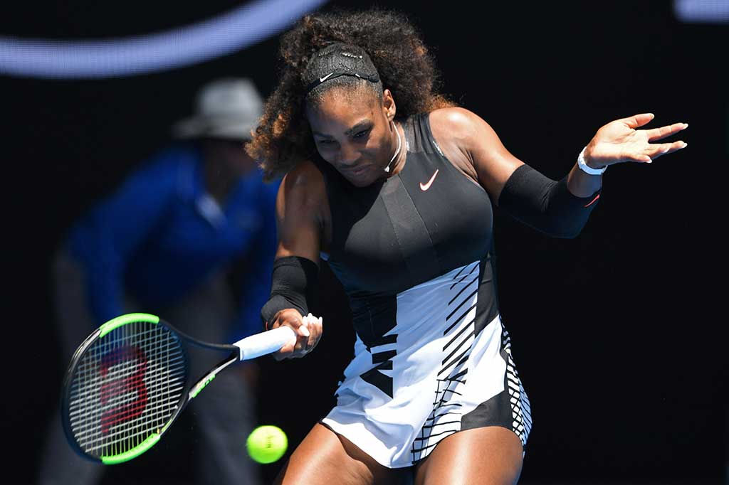 Petenis AS Serena Williams melancarkan smes ke arah lawannya Belinda Bencic pada babak pertama Australia Terbuka, di Melbourne, Selasa.