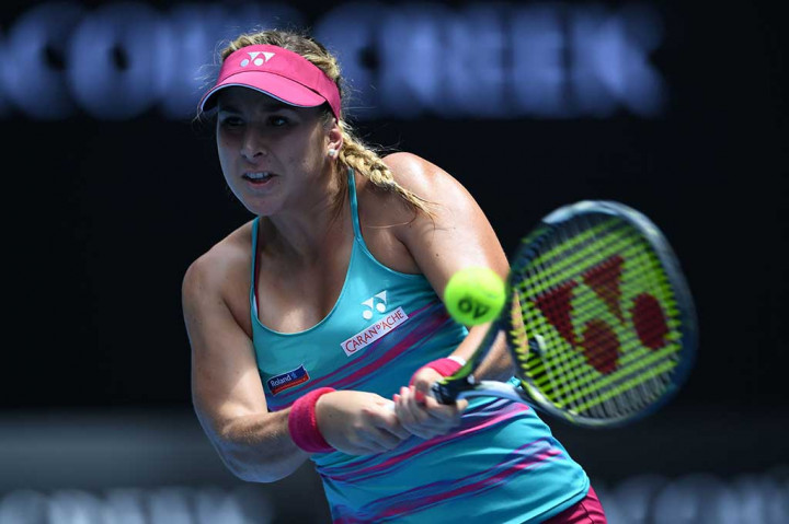 Bencic berusaha mengembalikan bola ke arah petenis nomor dua dunia Serena Williams.