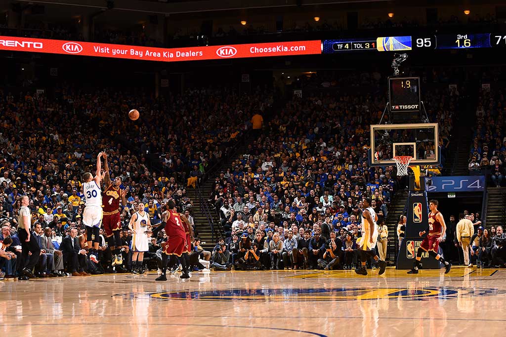 Peraih dua kali MPV Stephen Curry berusaha mencetak poin saat melawan Cleveland Cavaliers, Selasa WIB. Curry mengemas 20 poin, 2 rebound, dan 11 assist pada laga tersebut.