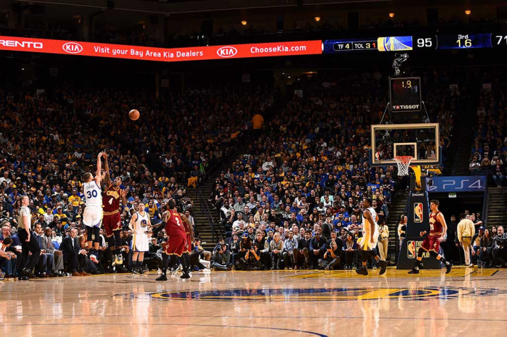 Peraih dua kali MPV Stephen Curry berusaha mencetak poin saat melawan Cleveland Cavaliers, Selasa WIB. Curry mengemas 20 poin, 2 rebound, dan 11 assist pada laga tersebut.
