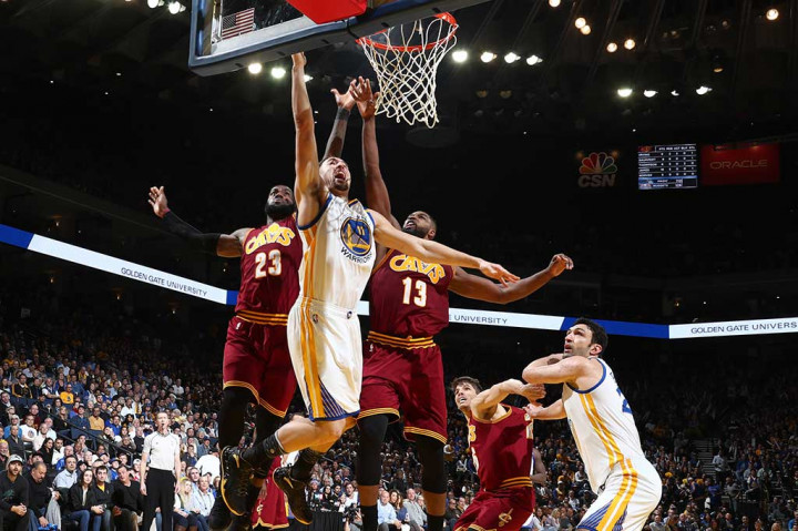 Klay Thompson menyumbang 26 poin dan 4 rebound.