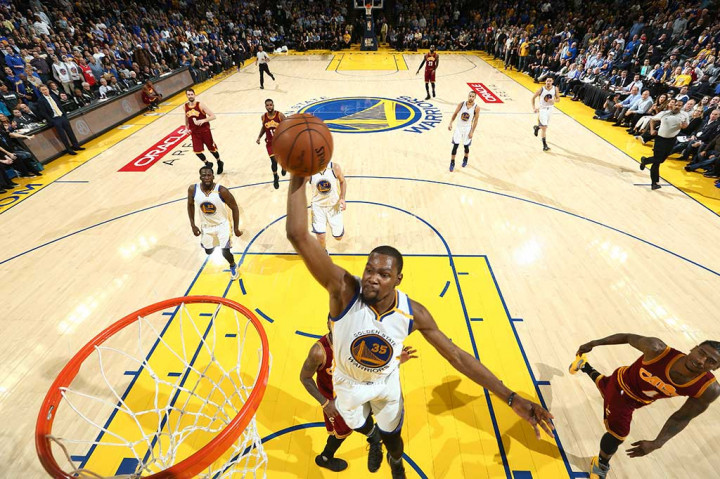 Dan Kevin Durant menambah 21 poin, 6 rebound, 5 assist dan 3 blok untuk Warriors.