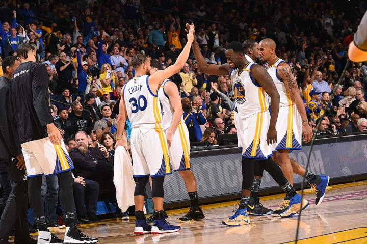 Curry melakukan selebrasi bersama rekan-rekan setimnya.