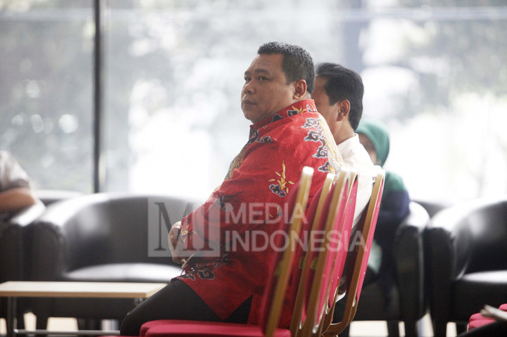 Anggota Komisi V DPR RI Fraksi PKB Fathan Subchi menunggu di lobi Gedung KPK, Jakarta.