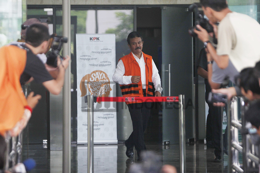 Sekretaris Daerah Pemda Kebumen Adi Pandoyo dikawal petugas keluar dari Gedung KPK, Jakarta.