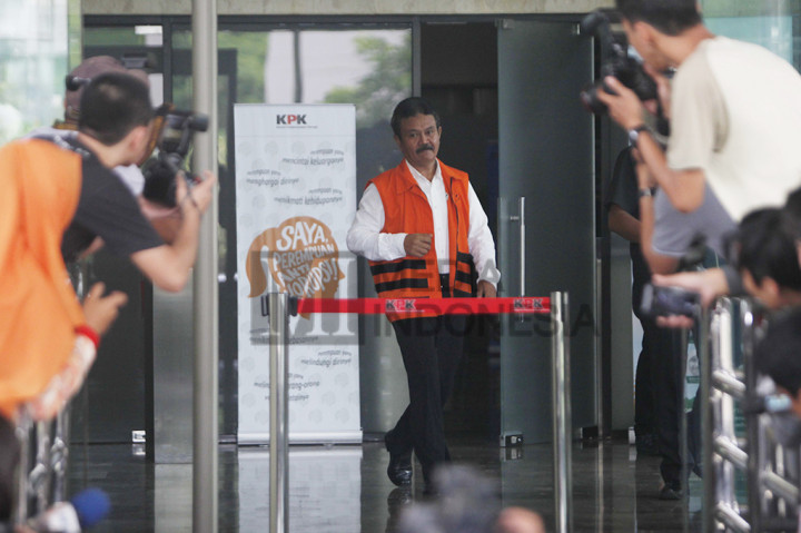 Sekretaris Daerah Pemda Kebumen Adi Pandoyo dikawal petugas keluar dari Gedung KPK, Jakarta.