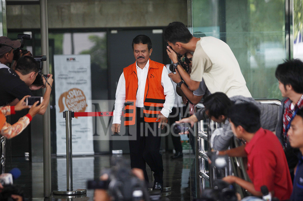 Sekretaris Daerah Pemda Kebumen Adi Pandoyo dikawal petugas keluar dari Gedung KPK, Jakarta.