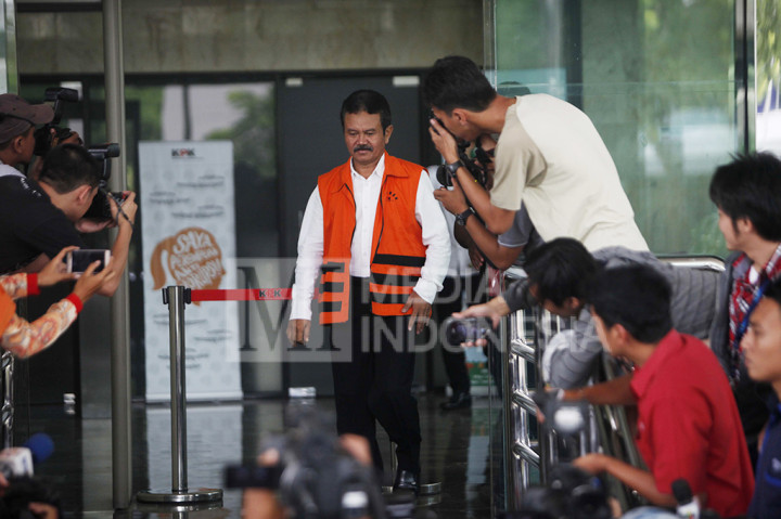 Sekretaris Daerah Pemda Kebumen Adi Pandoyo dikawal petugas keluar dari Gedung KPK, Jakarta.