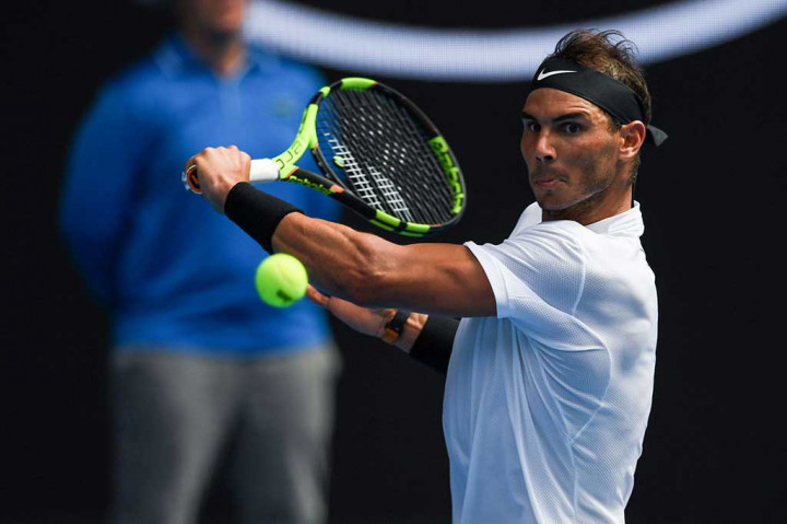 Rafael Nadal melancarkan backhand ke arah petenis Jerman Florian Mayer pada babak pertama Australia Terbuka, di Melbourne, Selasa.