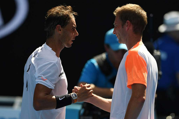 Nadal berjabat tangan dengan Mayer. Unggulan sembilan tersebut selanjutnya akan menghadapi petenis Siprus Marcos Baghdatis.
