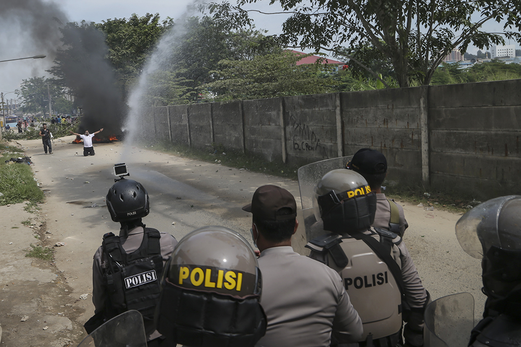 Warga menghadang petugas yang akan melakukan eksekusi lahan di permukiman liar Tanjung Uma, Batam, Kepulauan Riau.