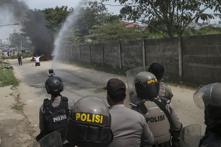 Warga menghadang petugas yang akan melakukan eksekusi lahan di permukiman liar Tanjung Uma, Batam, Kepulauan Riau.