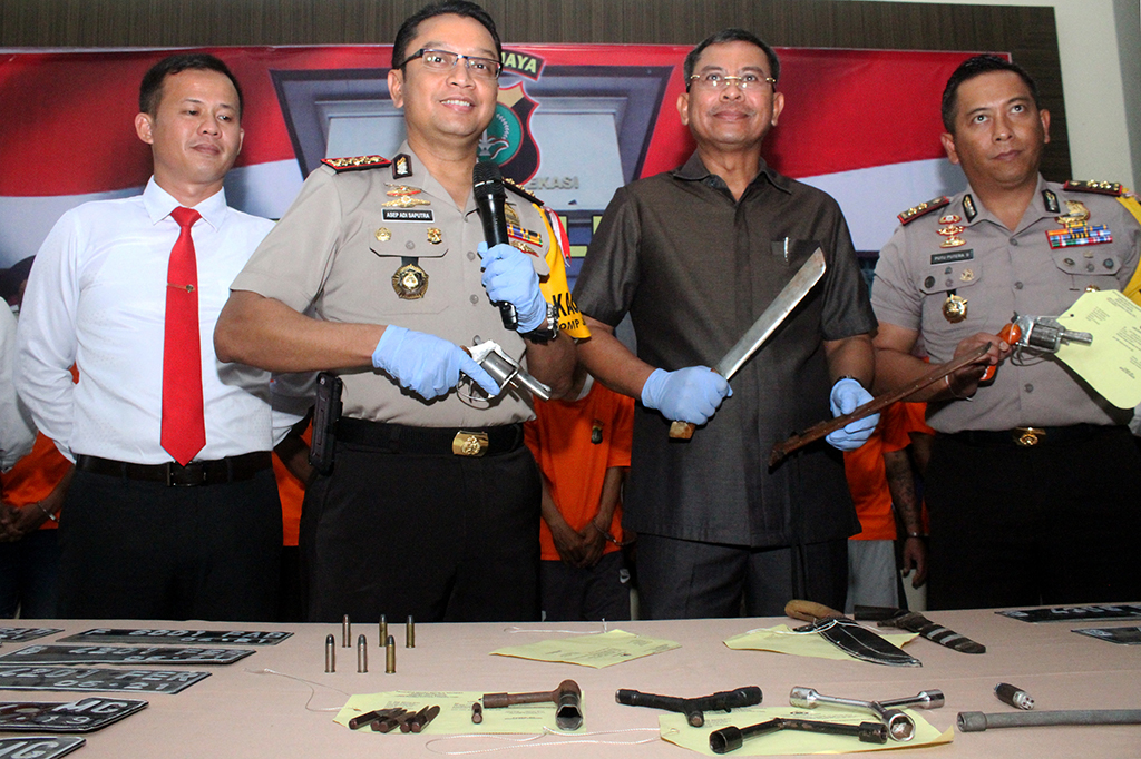 Kapolres Metro Bekasi Kombes Pol Asep Adi Saputra (kedua kiri), Pelaksana Tugas (Plt) Bupati Bekasi Rohim Mintareja (kedua kanan) didampingi jajaran menunjukkan barang bukti kasus pencurian dengan kekerasan saat gelar kasus di Mapolres Metro Bekasi, Kabupaten Bekasi, Jawa Barat.