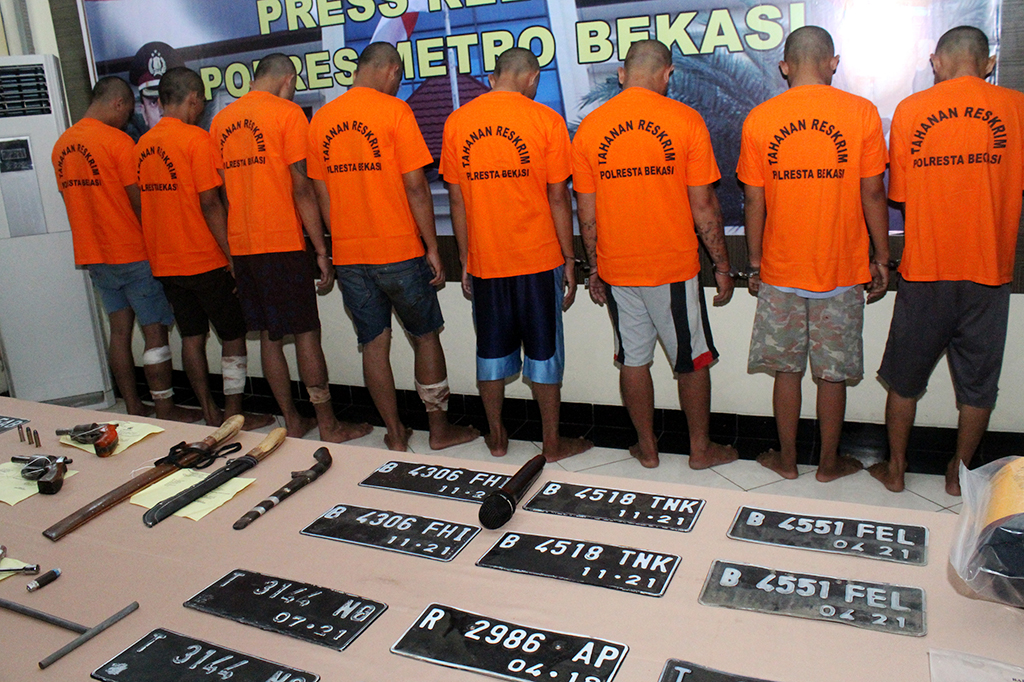 Delapan tersangka dan barang bukti pencurian dengan kekerasan diperlihatkan saat gelar kasus di Mapolres Metro Bekasi, Kabupaten Bekasi, Jawa Barat.