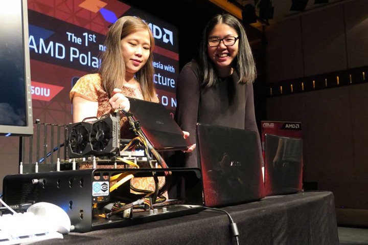 Country Product Group Leader Asus Indonesia Juliana Cen (kanan) dan Business Development Manager AMD untuk Indonesia Armawati, menunjukkan notebook Asus X550IU saat peluncuran perdana di Jakarta.