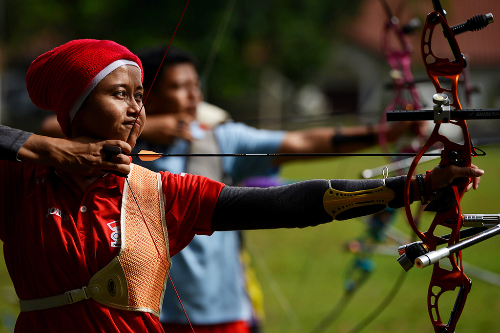 Atlet panahan Ika Yuliana bersiap melepaskan anak panah saat mengikuti pelatnas SEA Games 2017 di Olympic Center, Cibubur, Jakarta Timur.