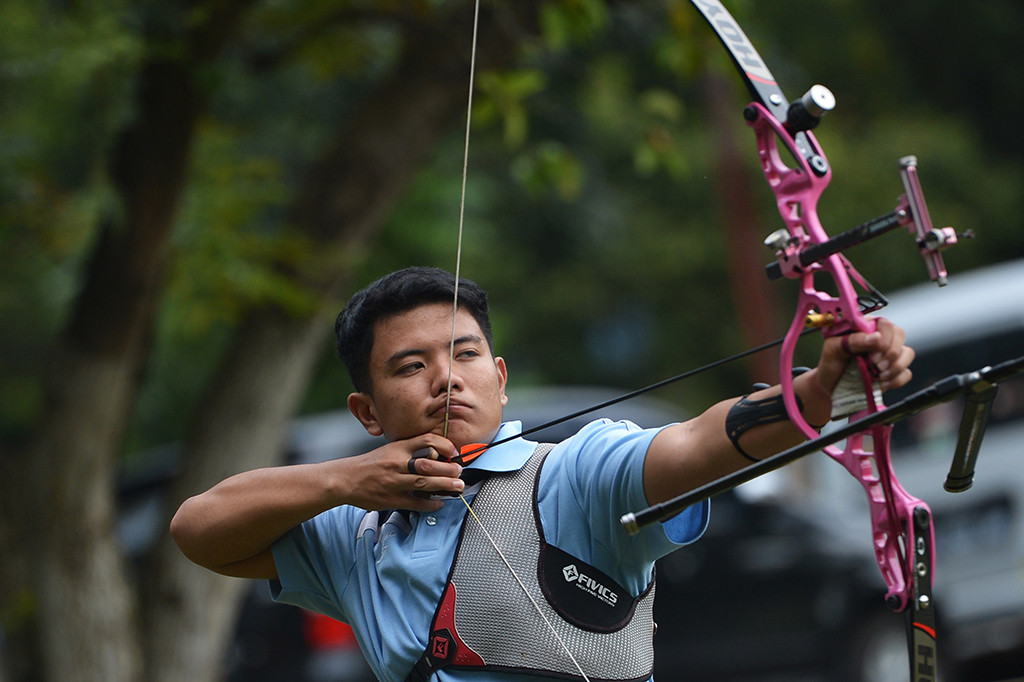 Atlet panahan Muhammad Hanif Wijaya bersiap melepaskan anak panah saat mengikuti pelatnas SEA Games 2017 di Olympic Center, Cibubur, Jakarta Timur.