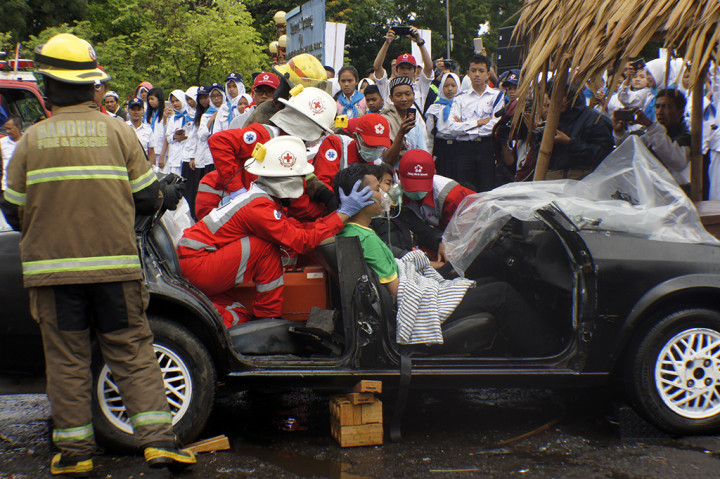 Anggota PMI melakukan simulasi penyelamatan pada acara Temu Akbar Relawan PMI Kota Bandung, di pelataran Monumen Perjuangan Bandung, Jawa Barat.