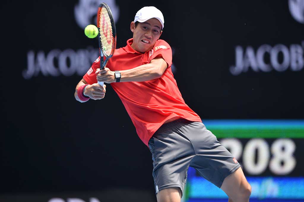 Kei Nishikori melancarkan pukulan backhand saat mencoba mengembalikan bola ke arah petenis Prancis Jeremy Chardy pada babak kedua Australia Terbuka, Selasa.