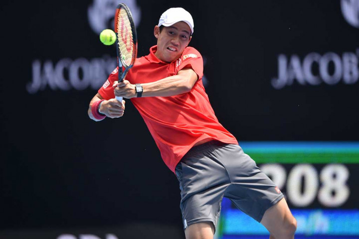 Kei Nishikori melancarkan pukulan backhand saat mencoba mengembalikan bola ke arah petenis Prancis Jeremy Chardy pada babak kedua Australia Terbuka, Selasa.