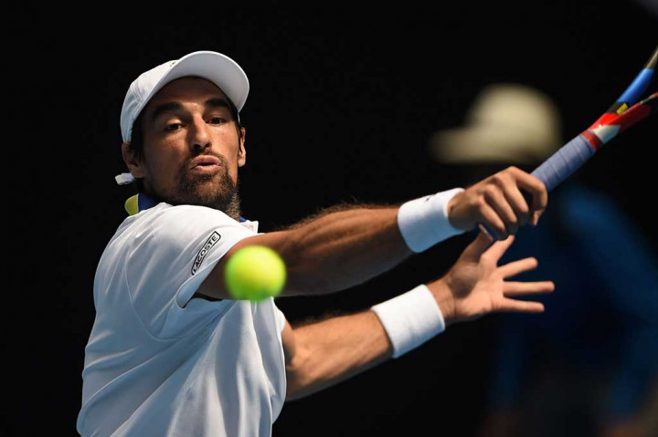 Chardy berusaha mengembalikan bola ke arah Nishikori.