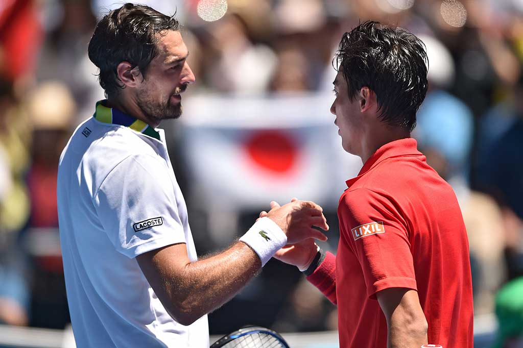 Nishikori berjabat tangan denan Chardy.