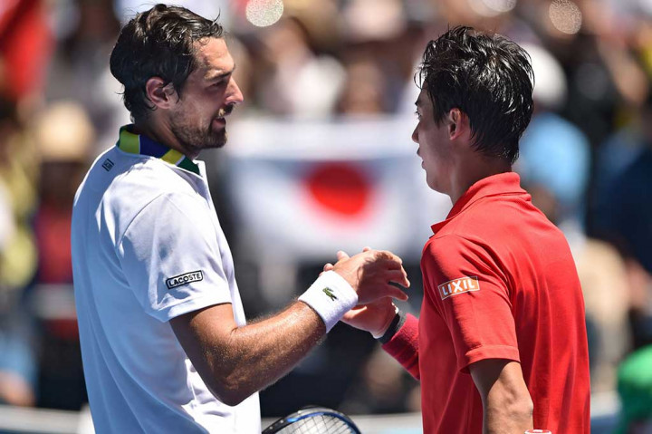 Nishikori berjabat tangan denan Chardy.