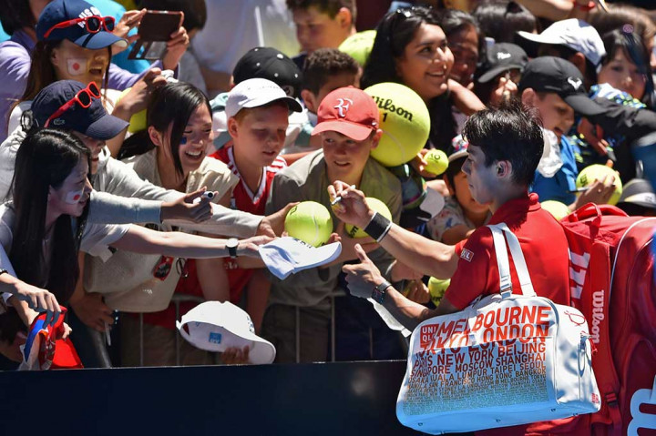Nishikori memenuhi permintaan tanda tangan para penggemar.