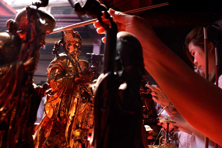 Warga keturunan Tionghoa membersihkan arca dewa di Klenteng Ban Hin Kiong, Manado, Sulut, Rabu.