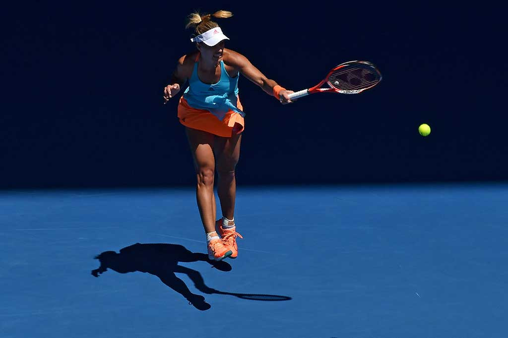 Angelique Kerber melancarkan smes ke arah sesama petenis Jerman Carina Witthoeft pada putaran kedua Australia Terbuka, di Melbourne, Rabu.