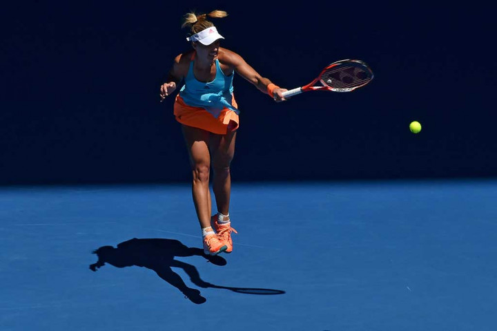 Angelique Kerber melancarkan smes ke arah sesama petenis Jerman Carina Witthoeft pada putaran kedua Australia Terbuka, di Melbourne, Rabu.