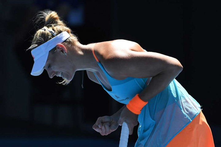 Kerber melakukan selebrasi usai menundukkan rekan senegaranya tersebut.