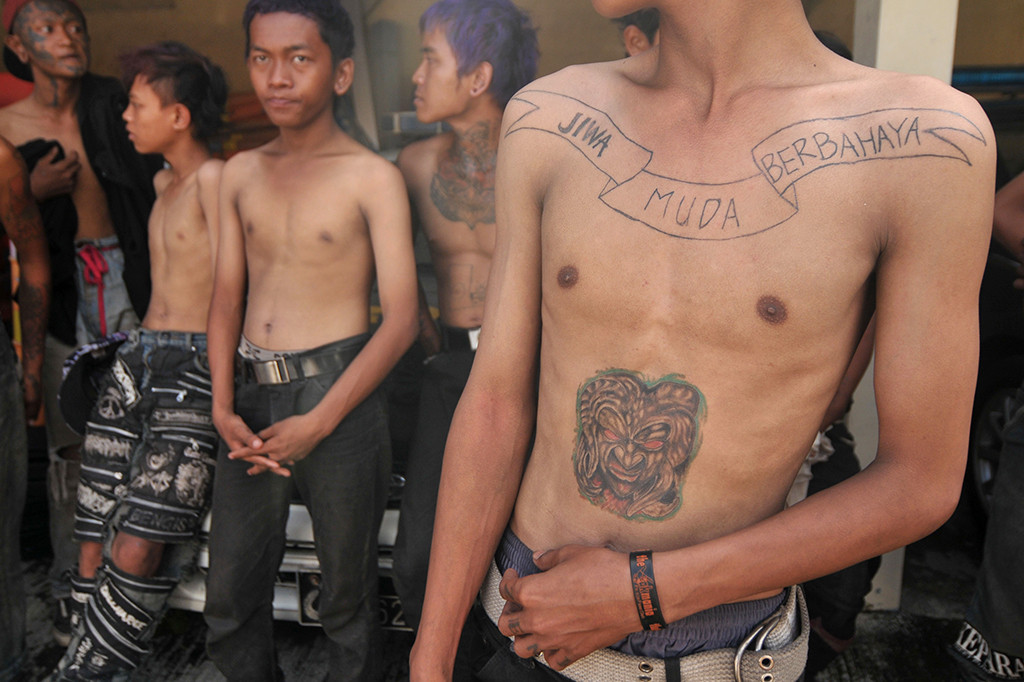Sejumlah anak punk diberi pembinaan saat terjaring razia di jalur Pantura, Tegal, Jawa Tengah.